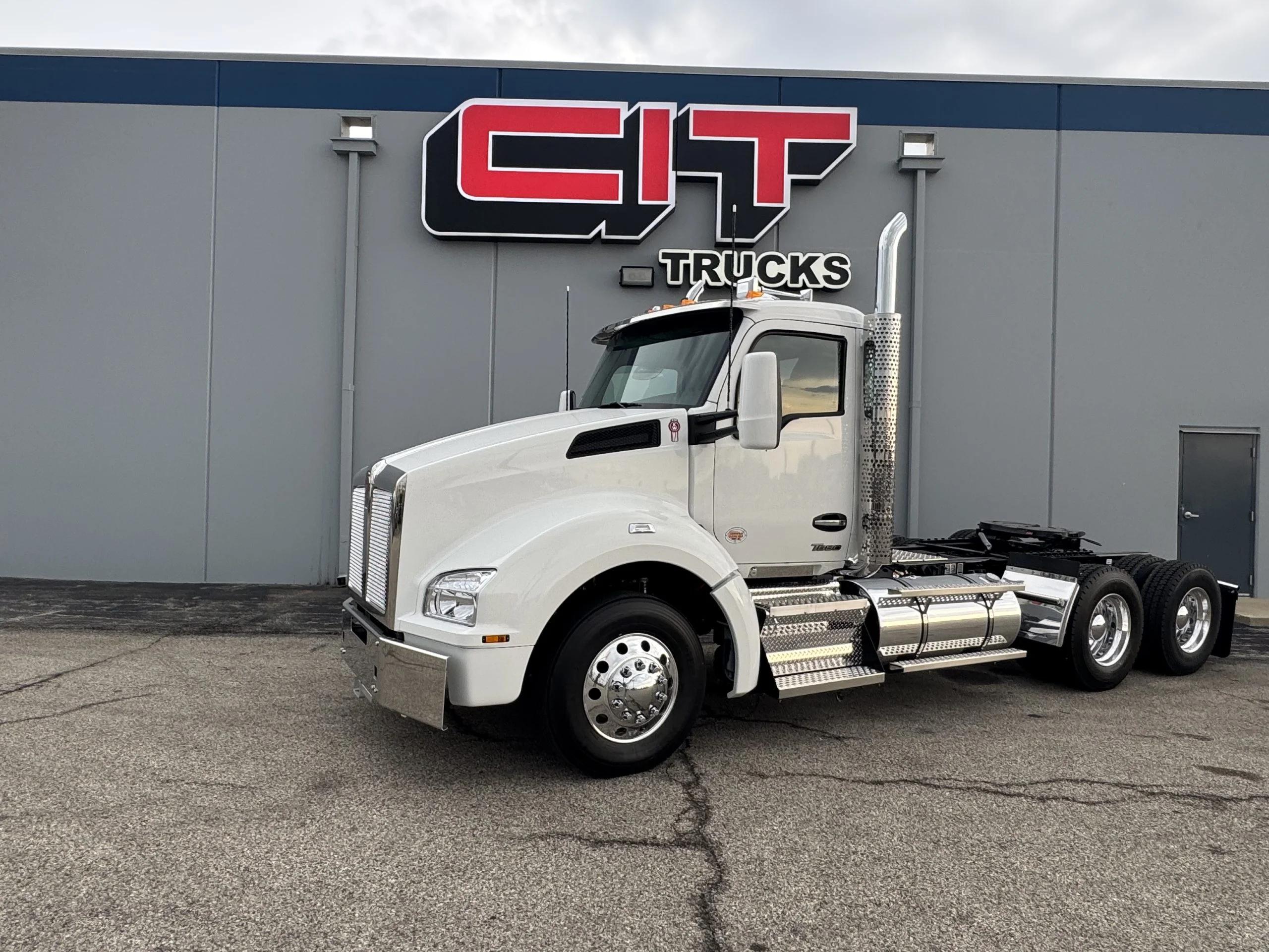 2027 Kenworth T880 in Champaign, IL