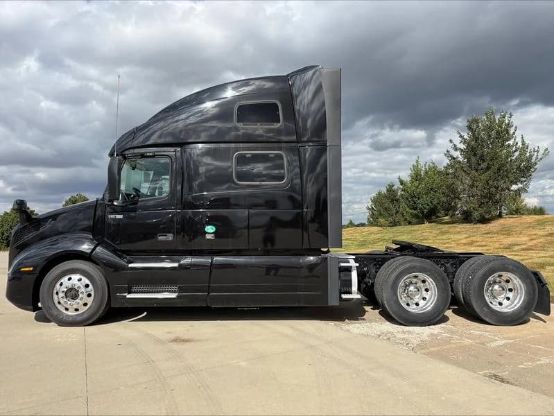2023 Volvo VNL 860 in Waukee — photo 2
