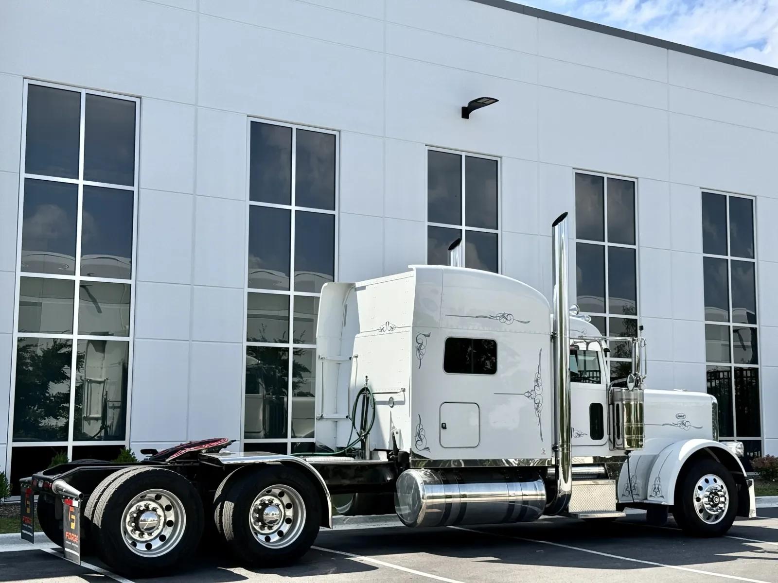 2019 Peterbilt 389 in New Lenox, IL — photo 5