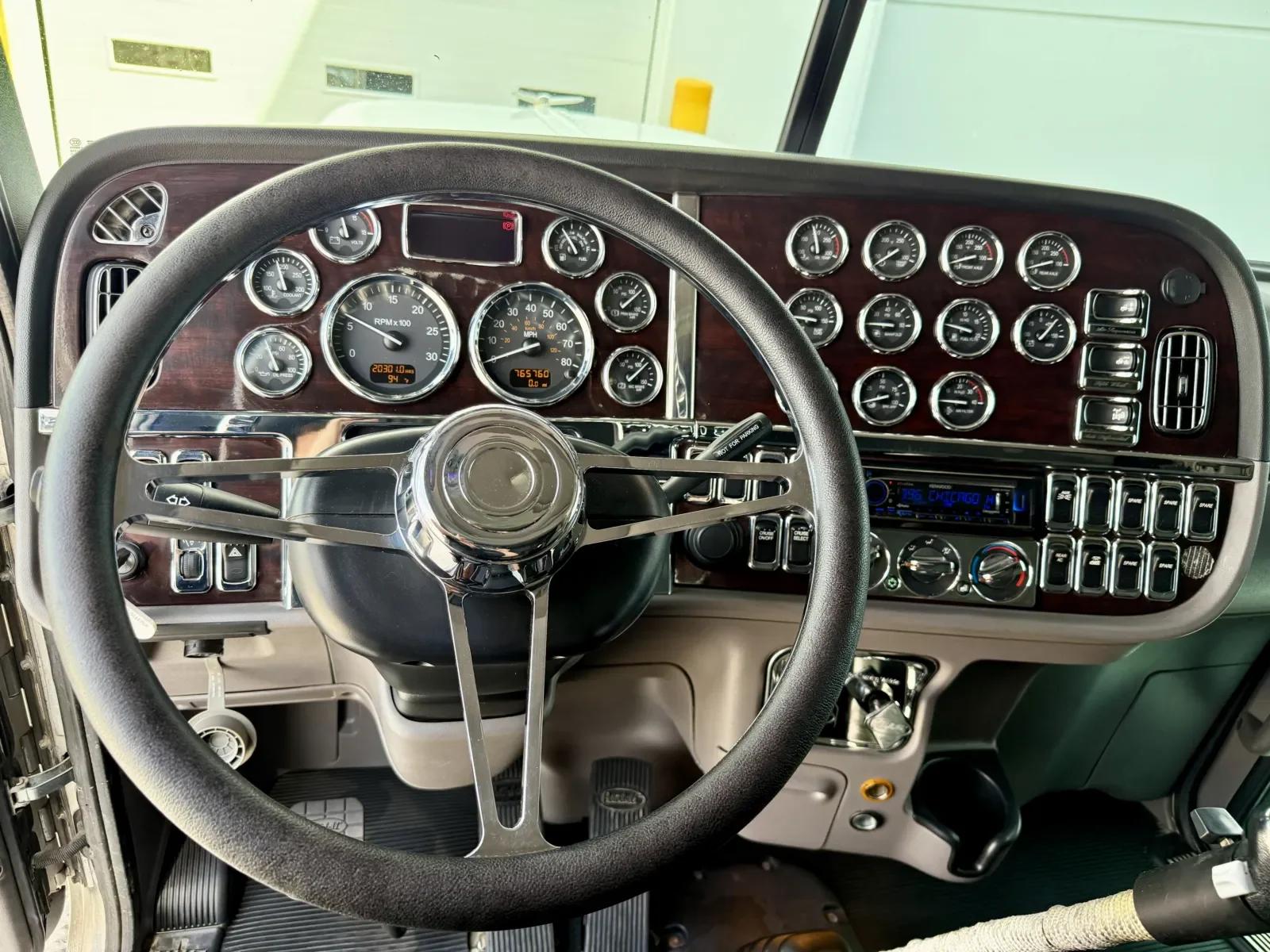 2019 Peterbilt 389 in New Lenox, IL — photo 16
