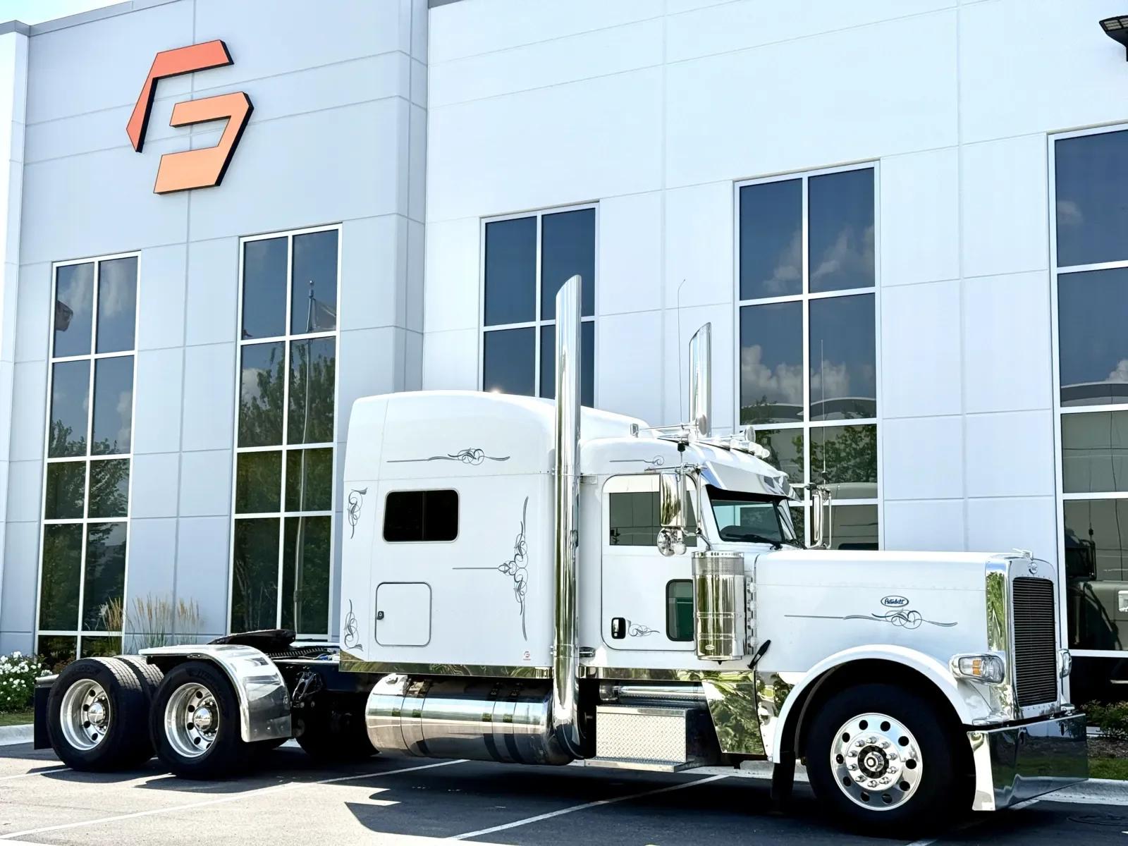 2019 Peterbilt 389 in New Lenox, IL — photo 2