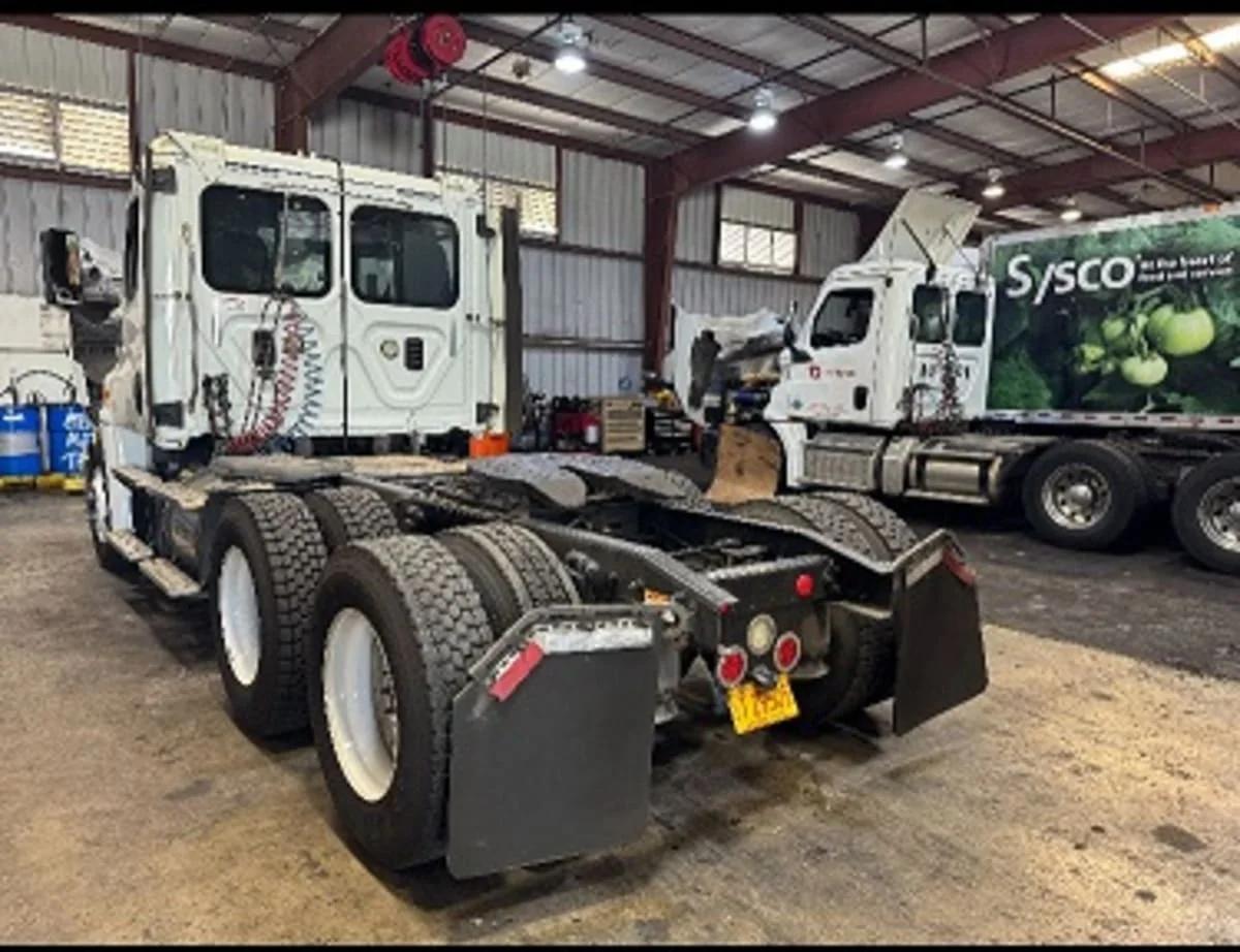 2016 Freightliner Cascadia in Pomona, CA — photo 6