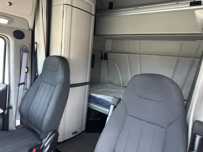 2022 Peterbilt 579 — photo 10
