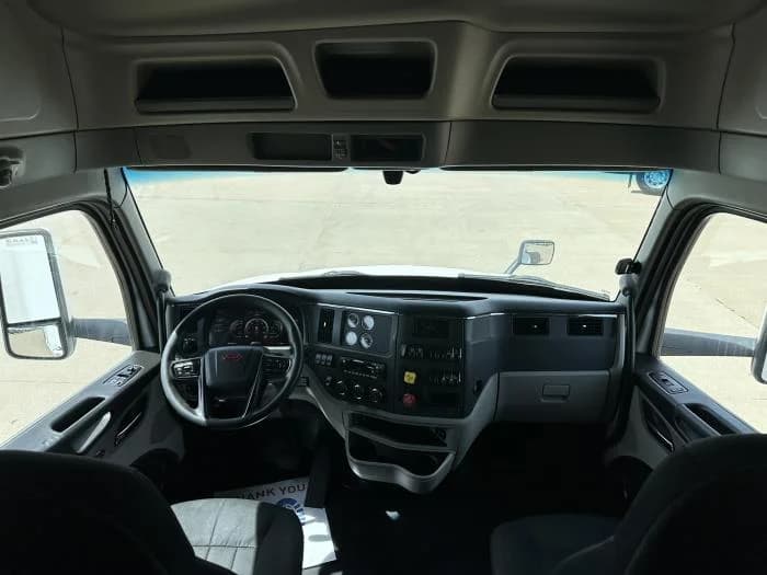 2022 Peterbilt 579 — photo 9