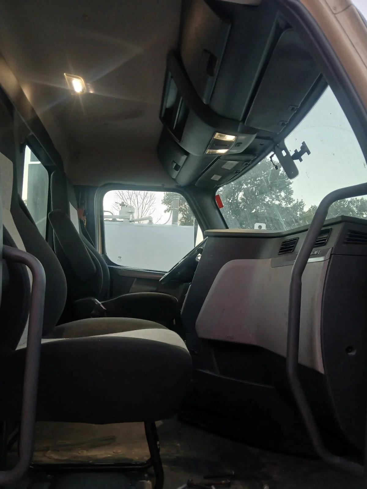 2020 Freightliner Cascadia in O'fallon, MO — photo 7