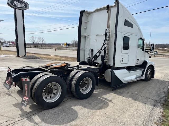 2022 Kenworth T680 in Grayslake, IL — photo 5