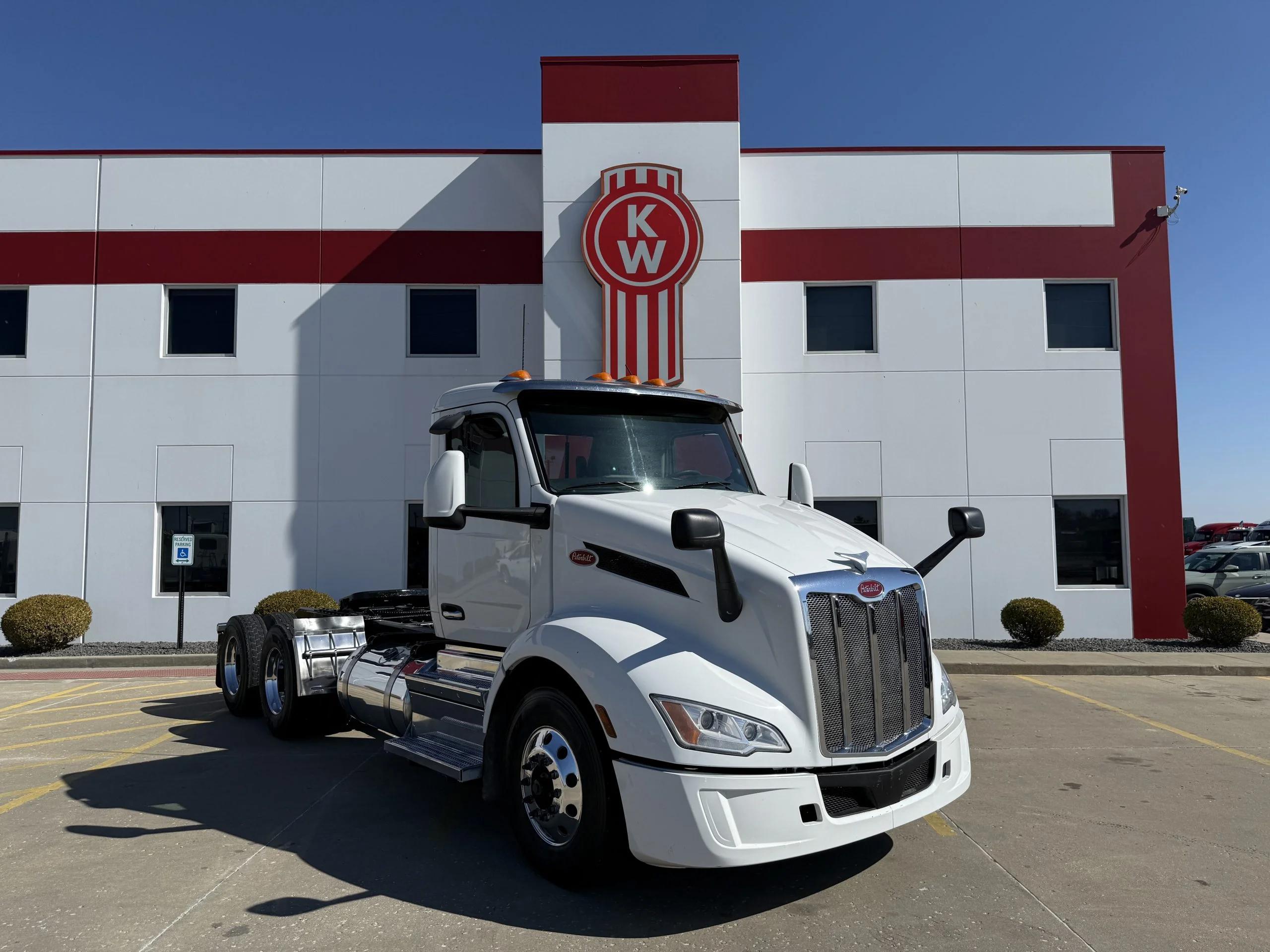2023 Peterbilt 579 in Troy, IL — photo 3