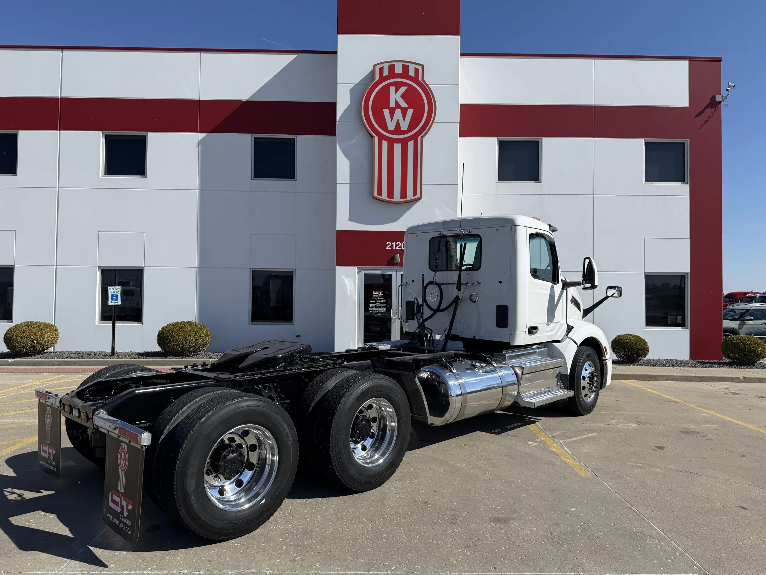 2023 Peterbilt 579 in Troy, IL — photo 5