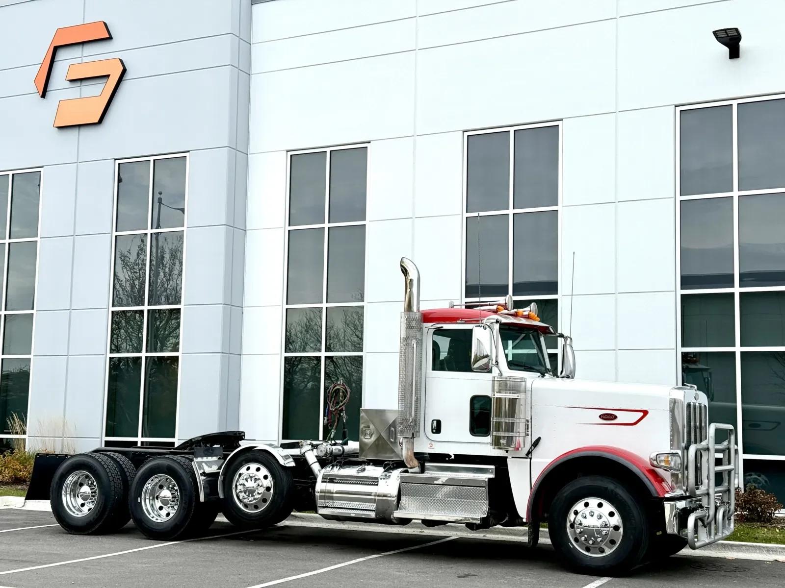 2023 Peterbilt 389 in New Lenox, IL — photo 2