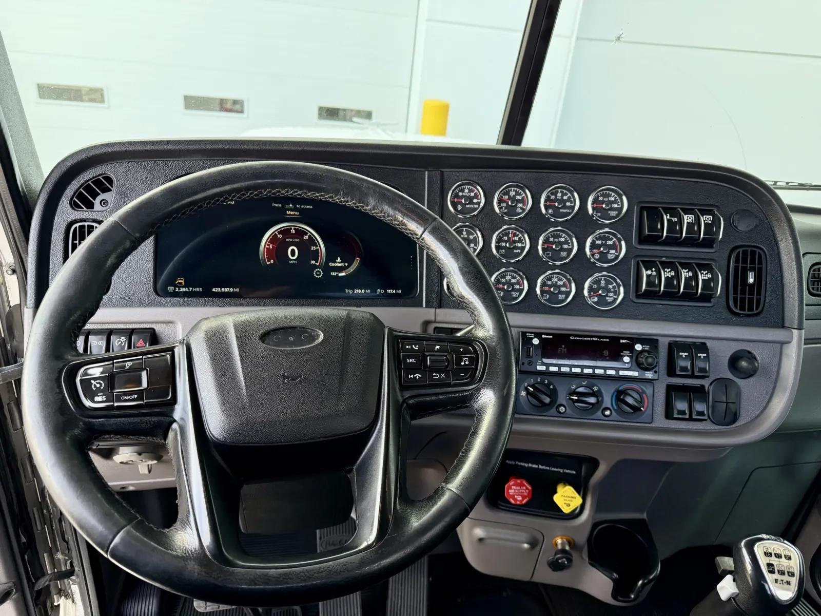 2023 Peterbilt 389 in New Lenox, IL — photo 16