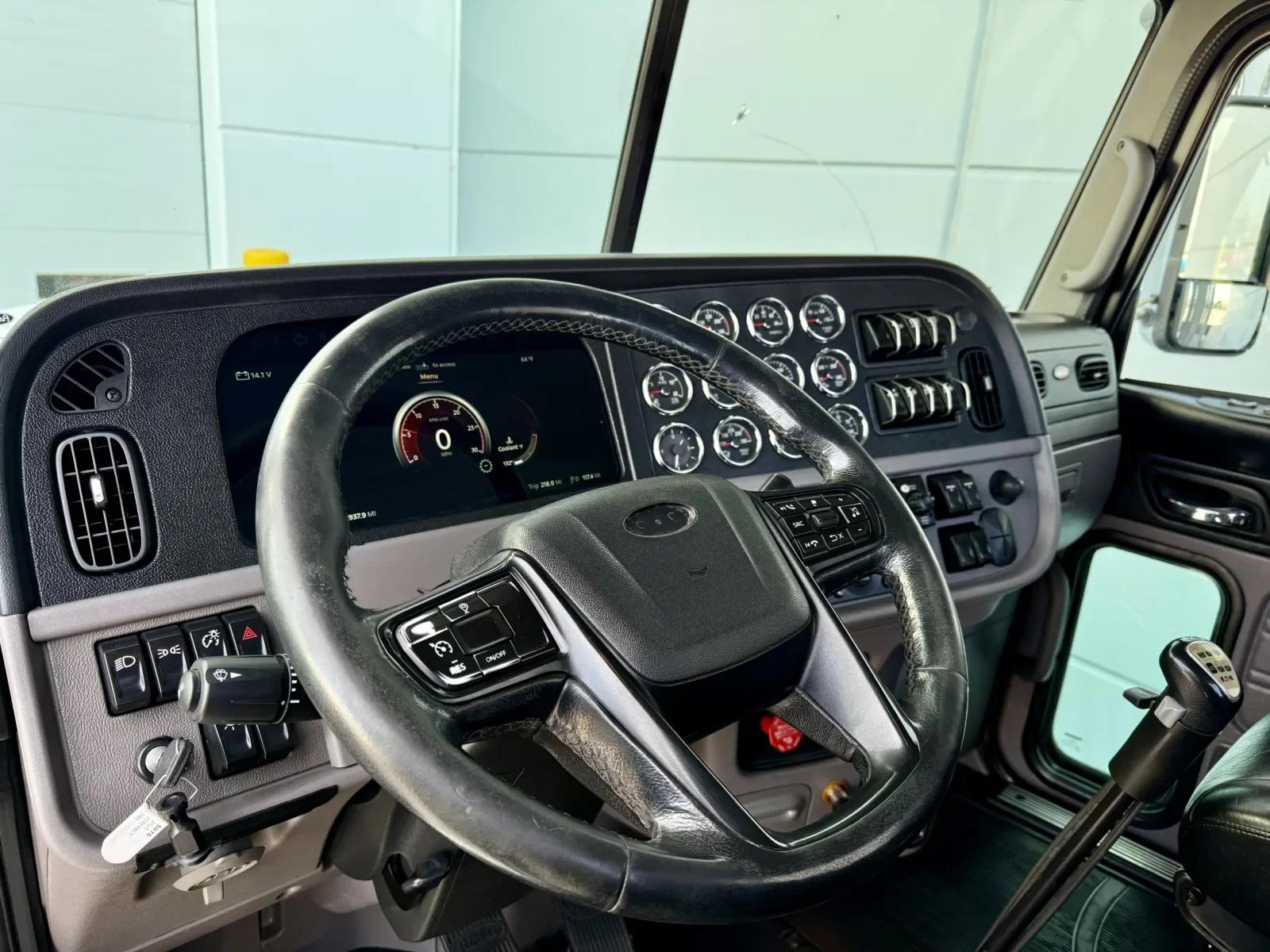 2023 Peterbilt 389 in New Lenox, IL — photo 15