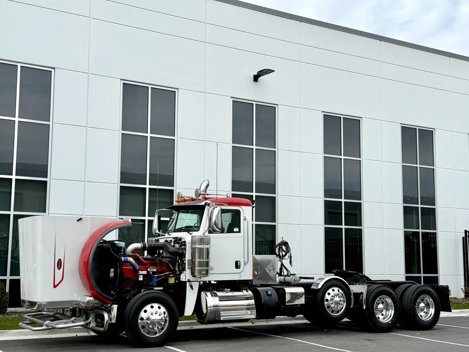 2023 Peterbilt 389 in New Lenox, IL — photo 10
