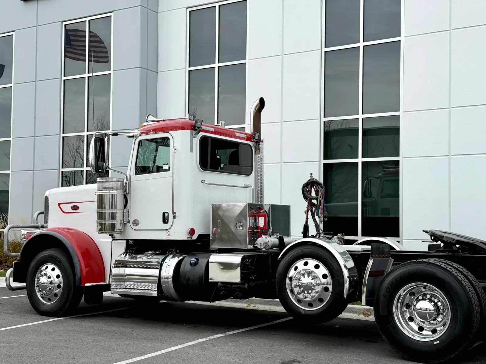 2023 Peterbilt 389 in New Lenox, IL — photo 8