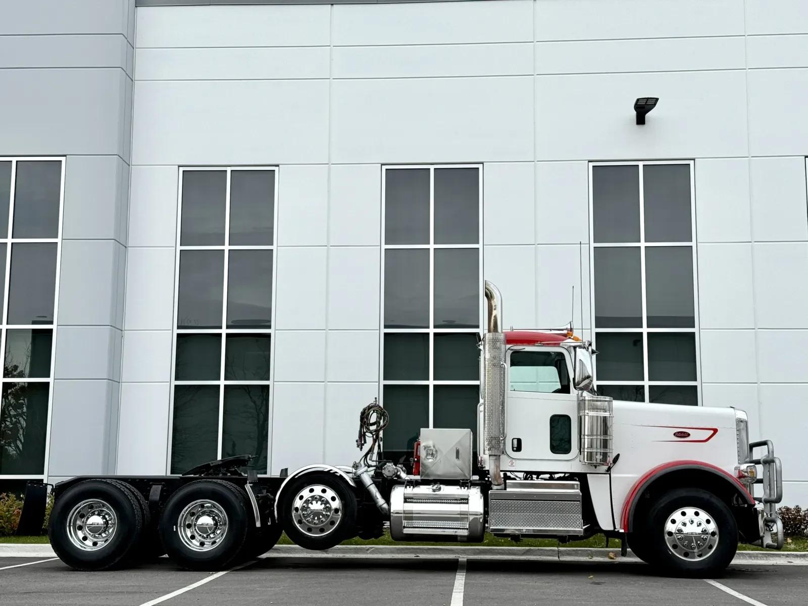 2023 Peterbilt 389 in New Lenox, IL — photo 3