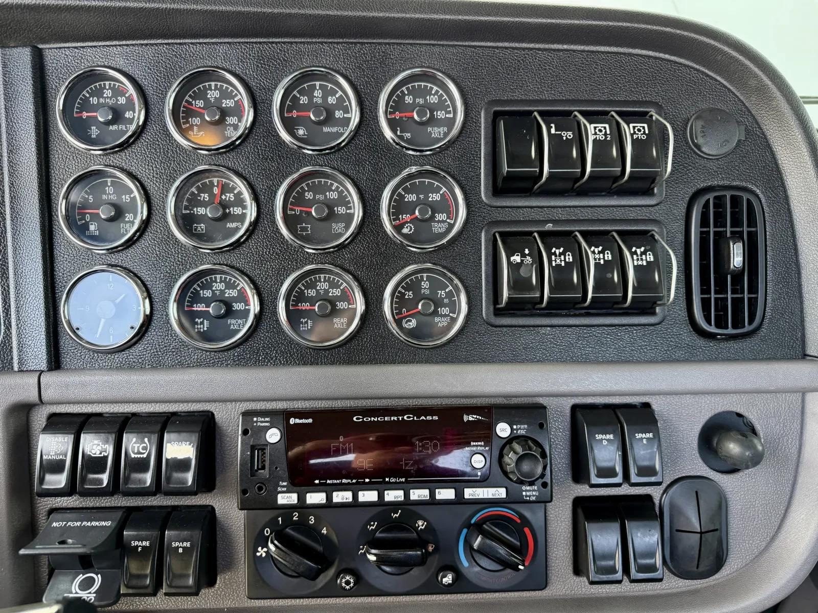 2023 Peterbilt 389 in New Lenox, IL — photo 18