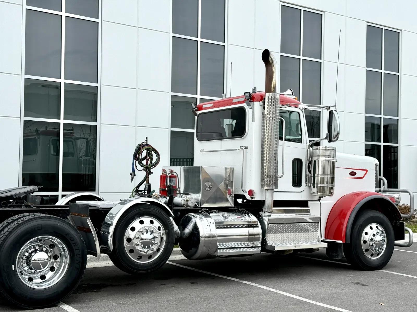 2023 Peterbilt 389 in New Lenox, IL — photo 7