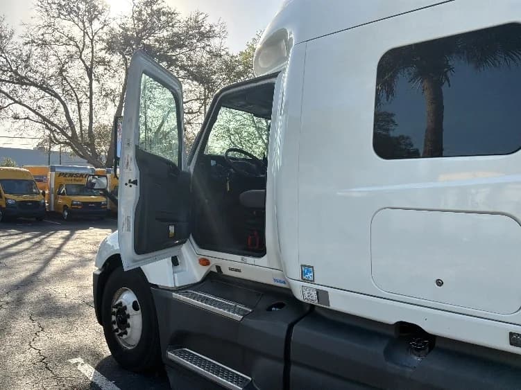 2023 International LT in Pensacola, FL — photo 9