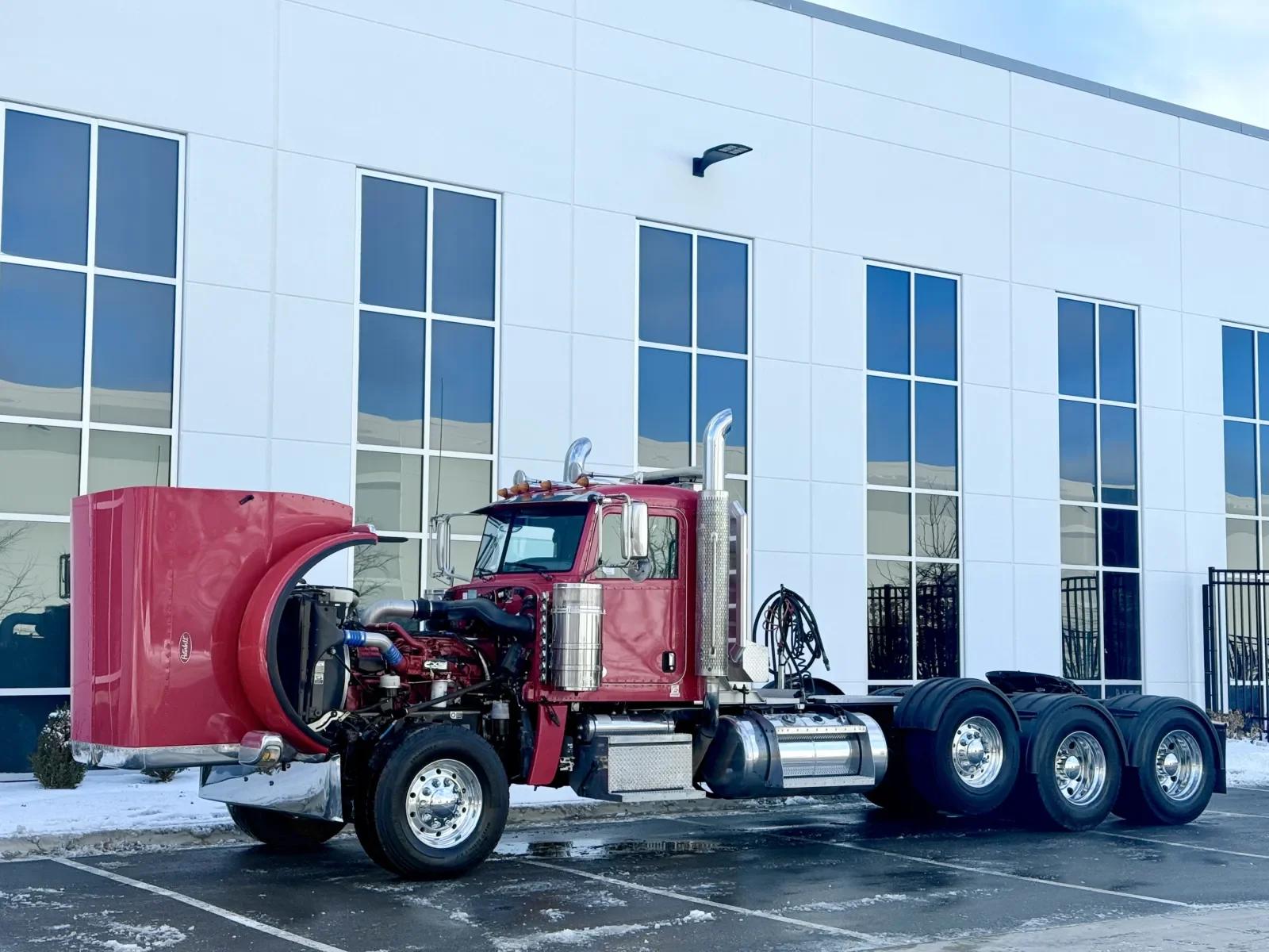 2019 Peterbilt 389 in New Lenox, IL — photo 10