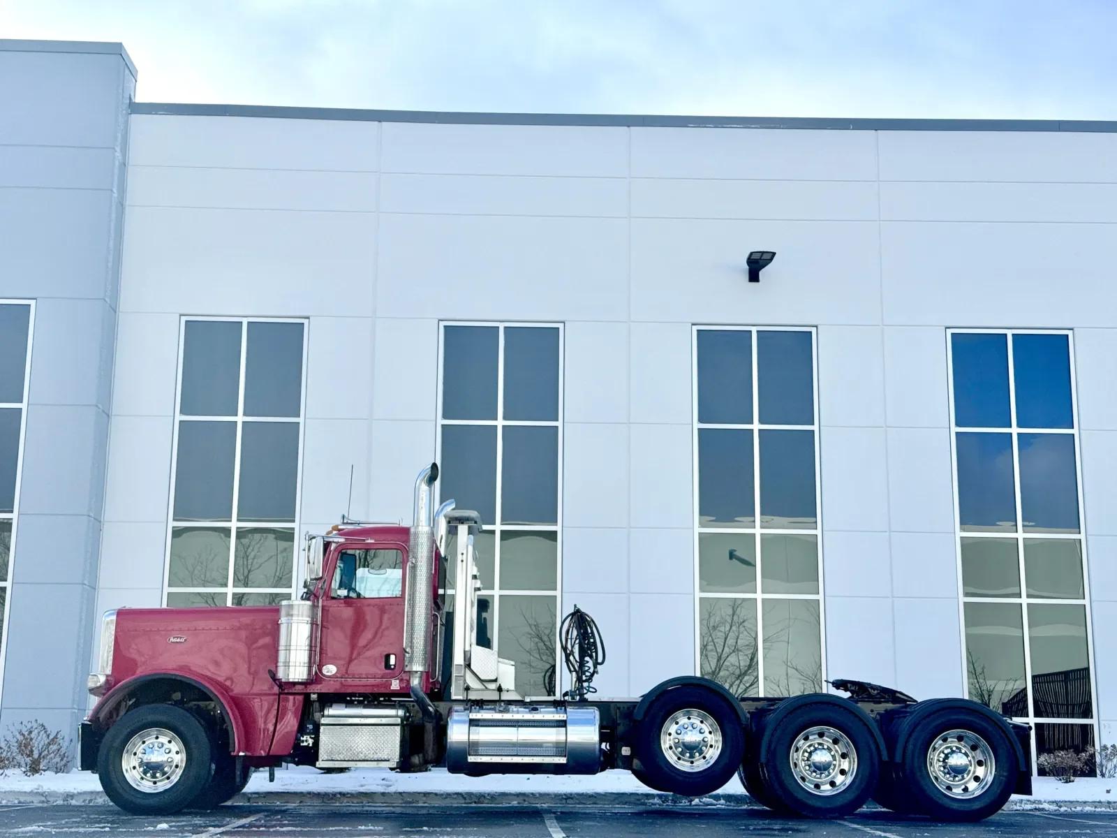2019 Peterbilt 389 in New Lenox, IL — photo 4