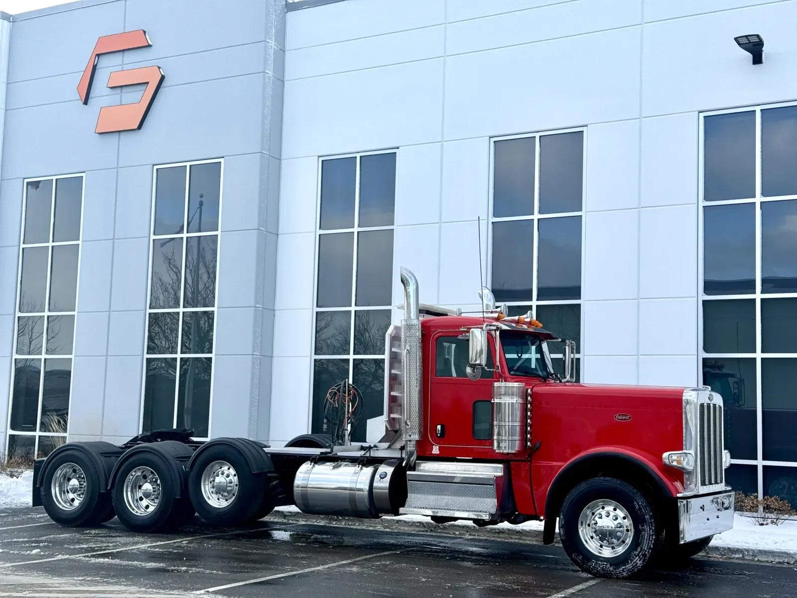 2019 Peterbilt 389 in New Lenox, IL — photo 2
