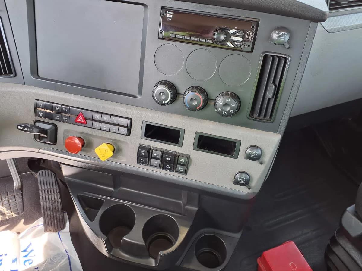 2020 Freightliner Cascadia in Greenville, SC — photo 11