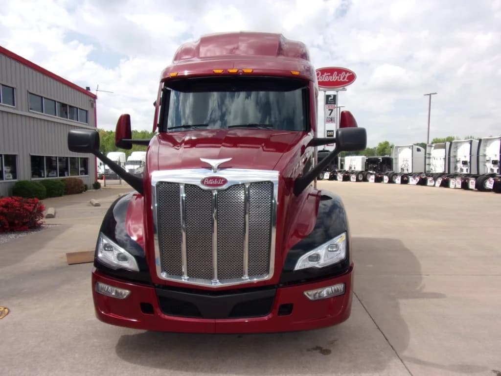 2023 Peterbilt 579 in Fort Smith, AR — photo 2