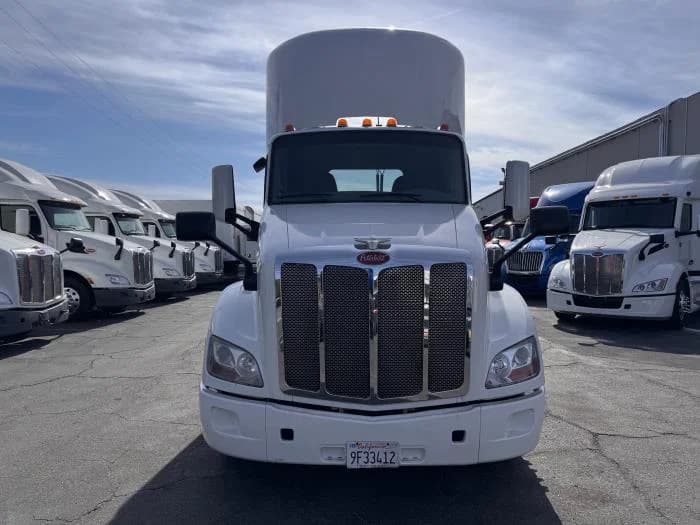 2021 Peterbilt 579 in Los Angeles, CA — photo 3