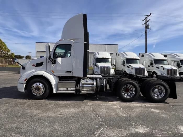 2021 Peterbilt 579 in Los Angeles, CA — photo 9