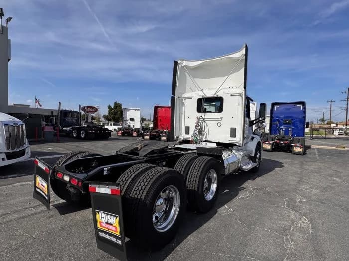 2021 Peterbilt 579 in Los Angeles, CA — photo 6