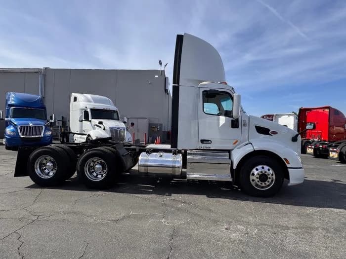 2021 Peterbilt 579 in Los Angeles, CA — photo 5