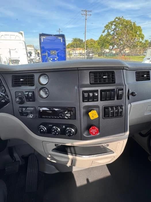 2021 Peterbilt 579 in Los Angeles, CA — photo 14