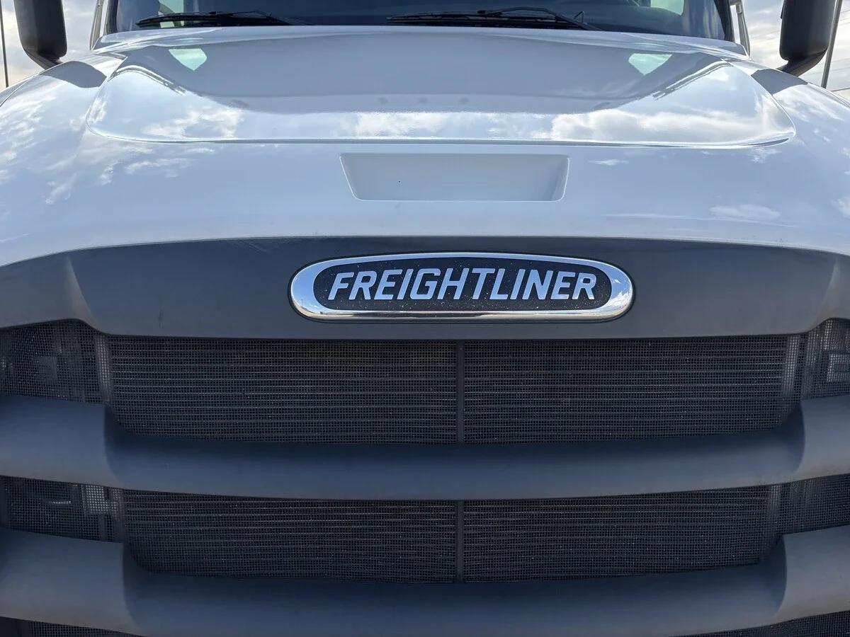 2024 Freightliner Cascadia — photo 3
