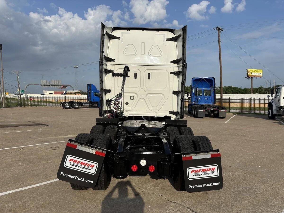2024 Freightliner Cascadia — photo 4