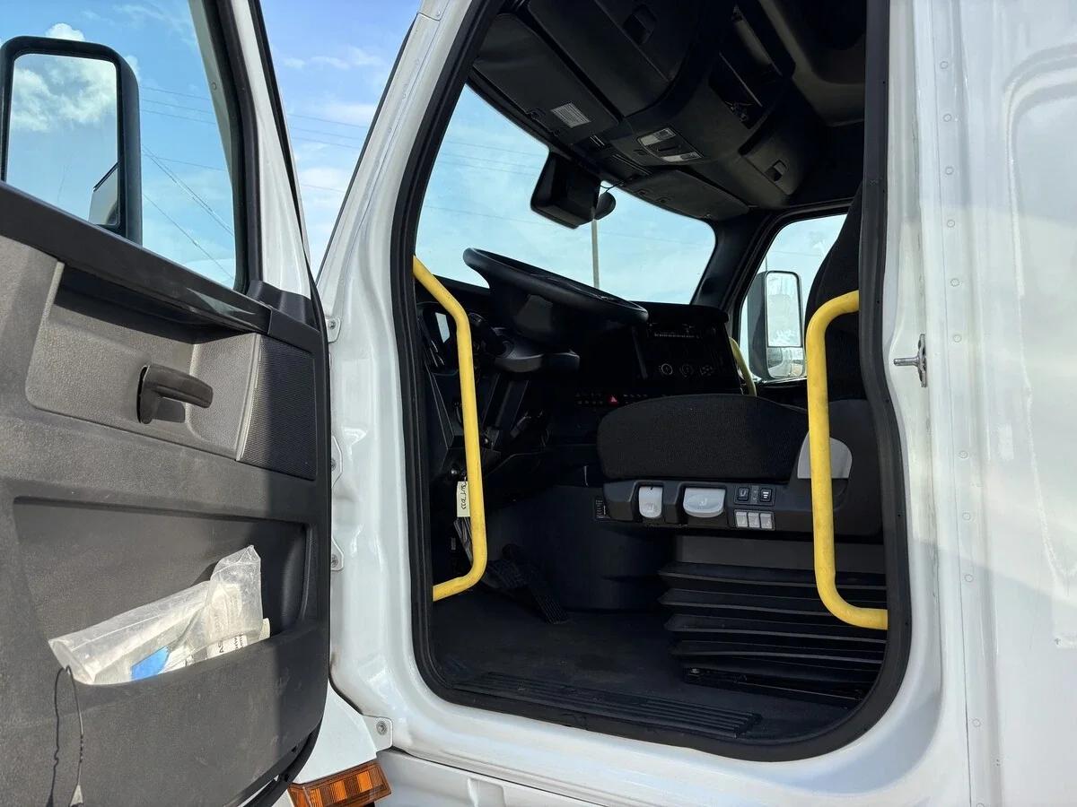 2024 Freightliner Cascadia — photo 8
