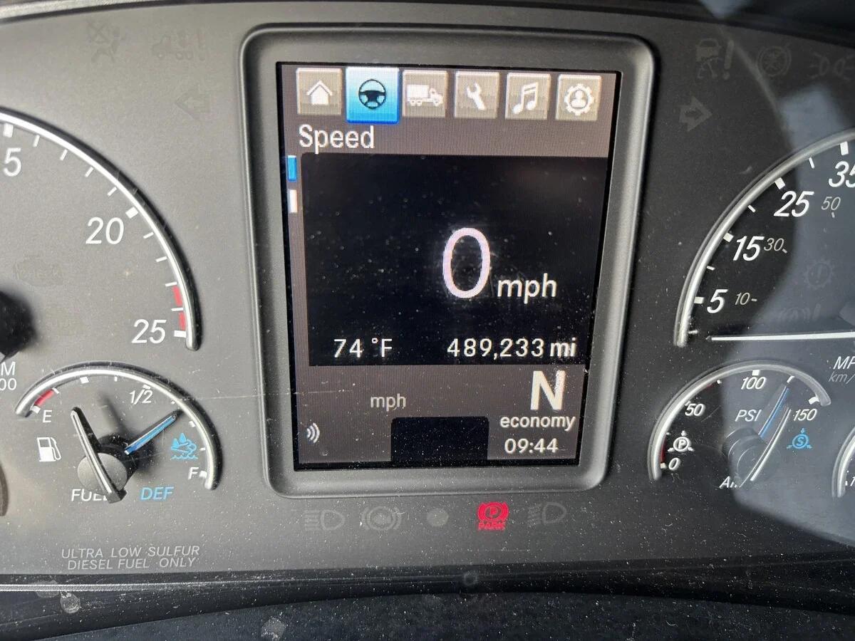 2024 Freightliner Cascadia — photo 9