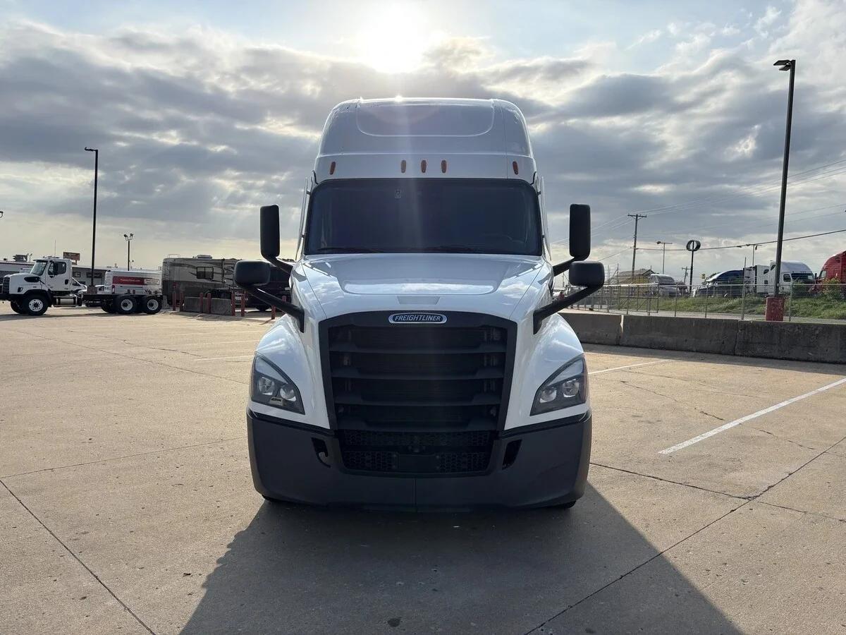2024 Freightliner Cascadia — photo 2