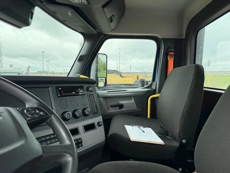2021 Freightliner Cascadia in Walton, KY — photo 5