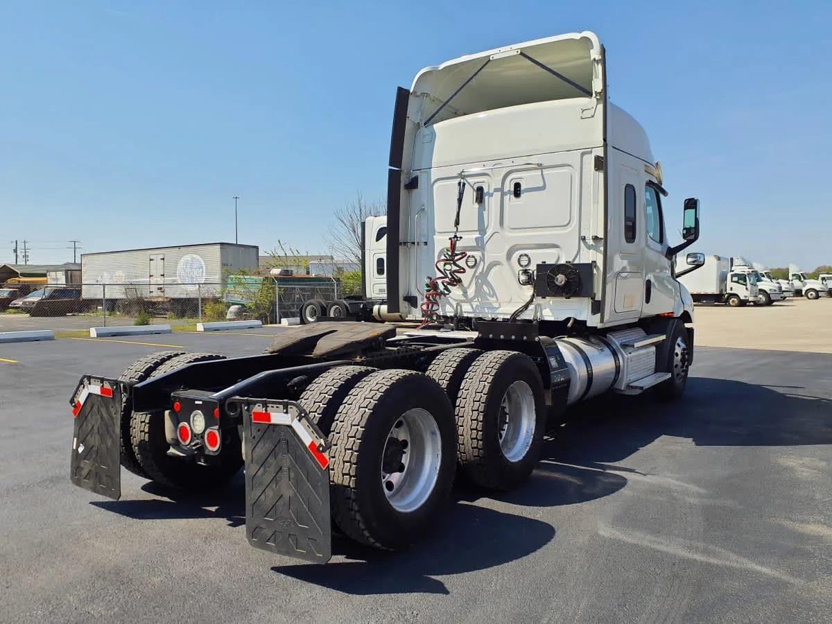 2020 Freightliner Cascadia in Clarksville, IN — photo 4