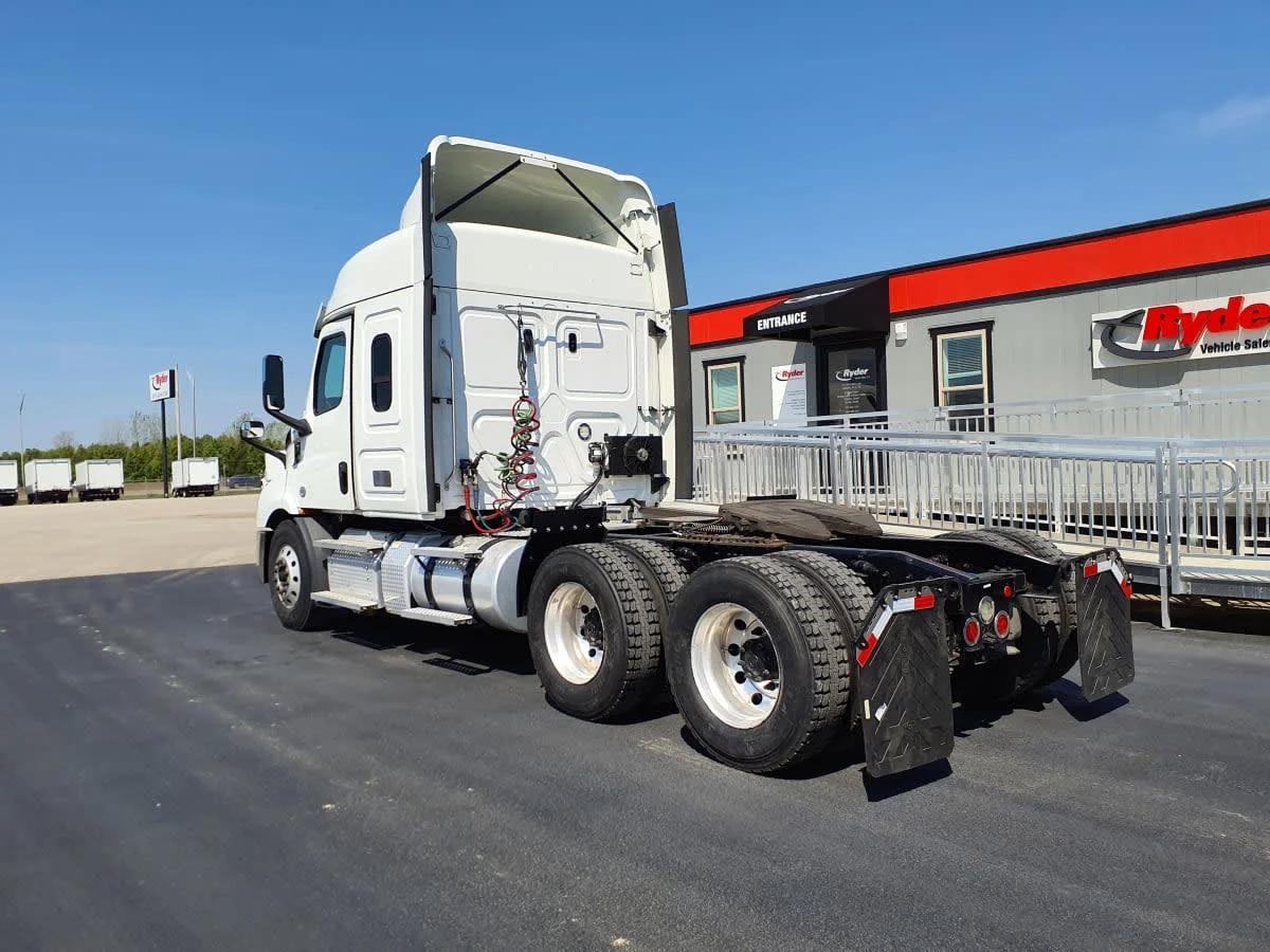2020 Freightliner Cascadia in Clarksville, IN — photo 6