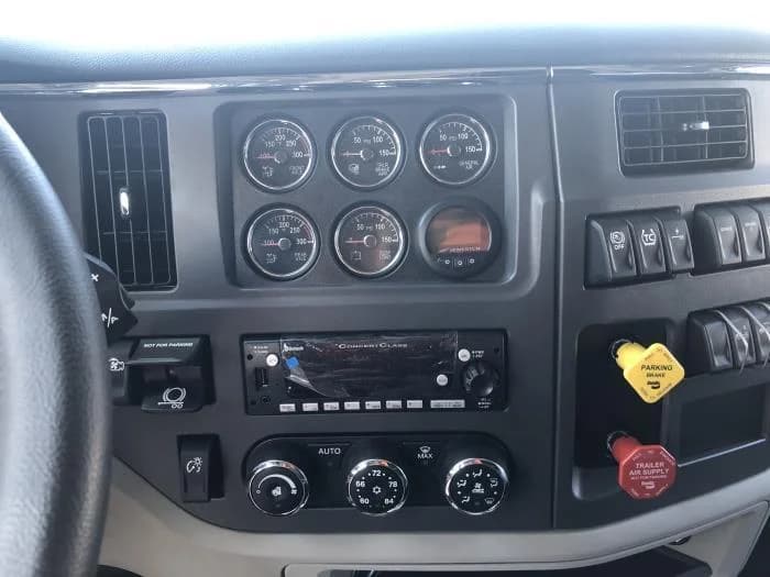 2025 Peterbilt 579 — photo 9