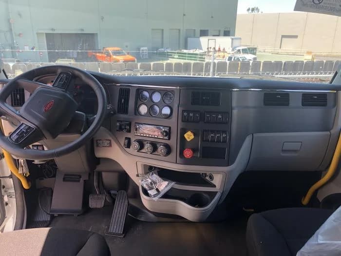 2025 Peterbilt 579 — photo 8