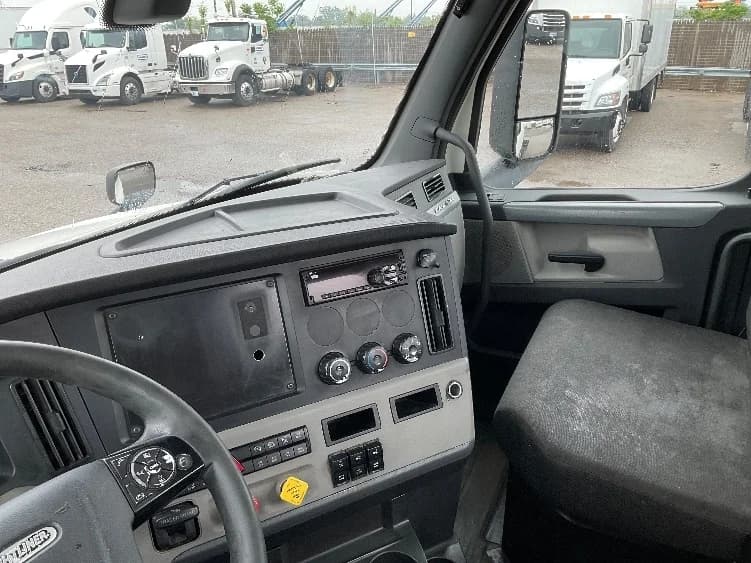 2019 Freightliner Cascadia in Flint, MI — photo 10