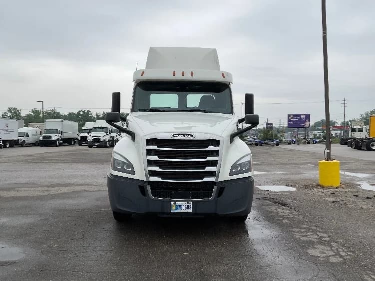 2019 Freightliner Cascadia in Flint, MI — photo 2