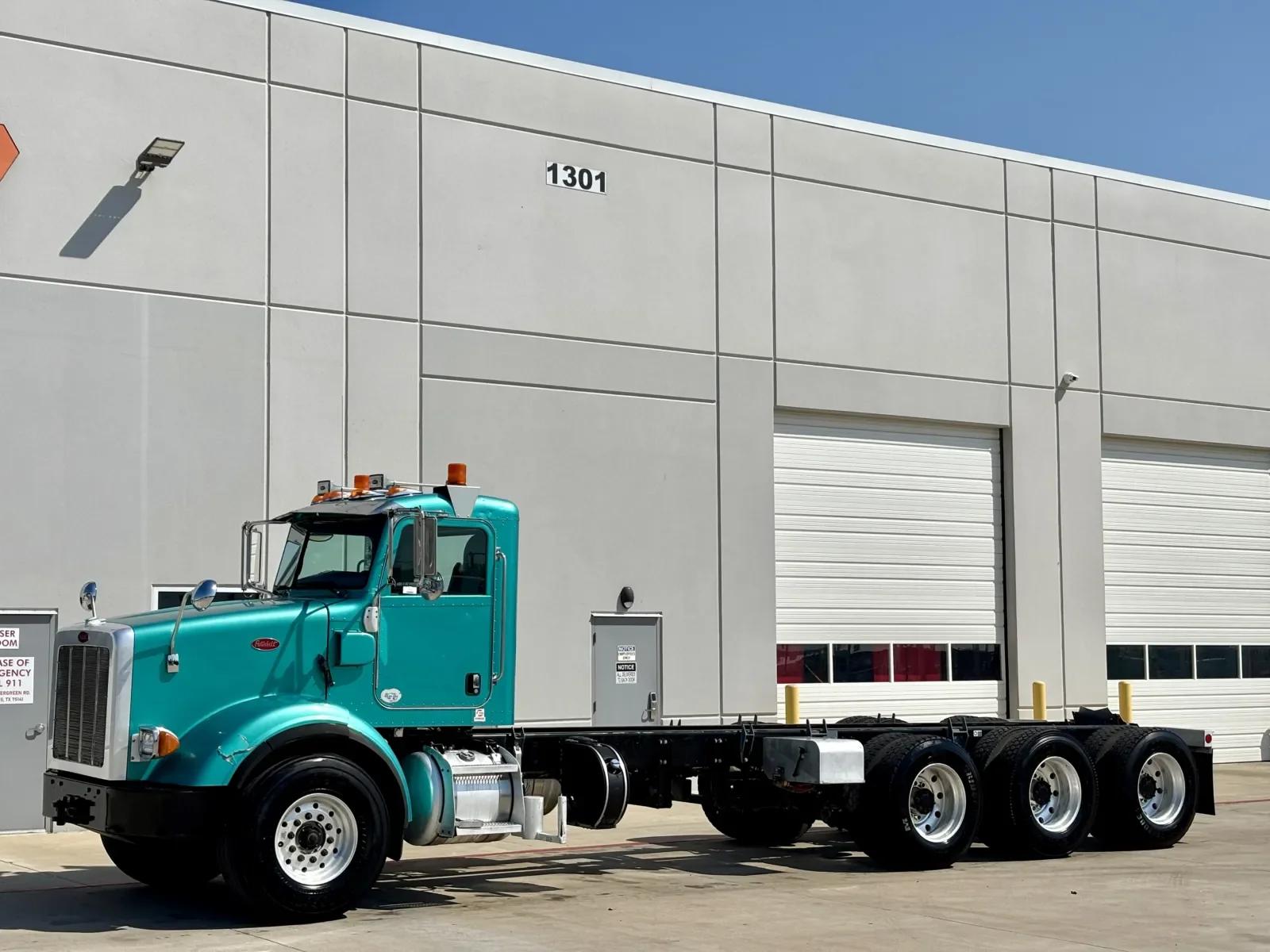 2014 Peterbilt 365 in Hutchins, TX — photo 2