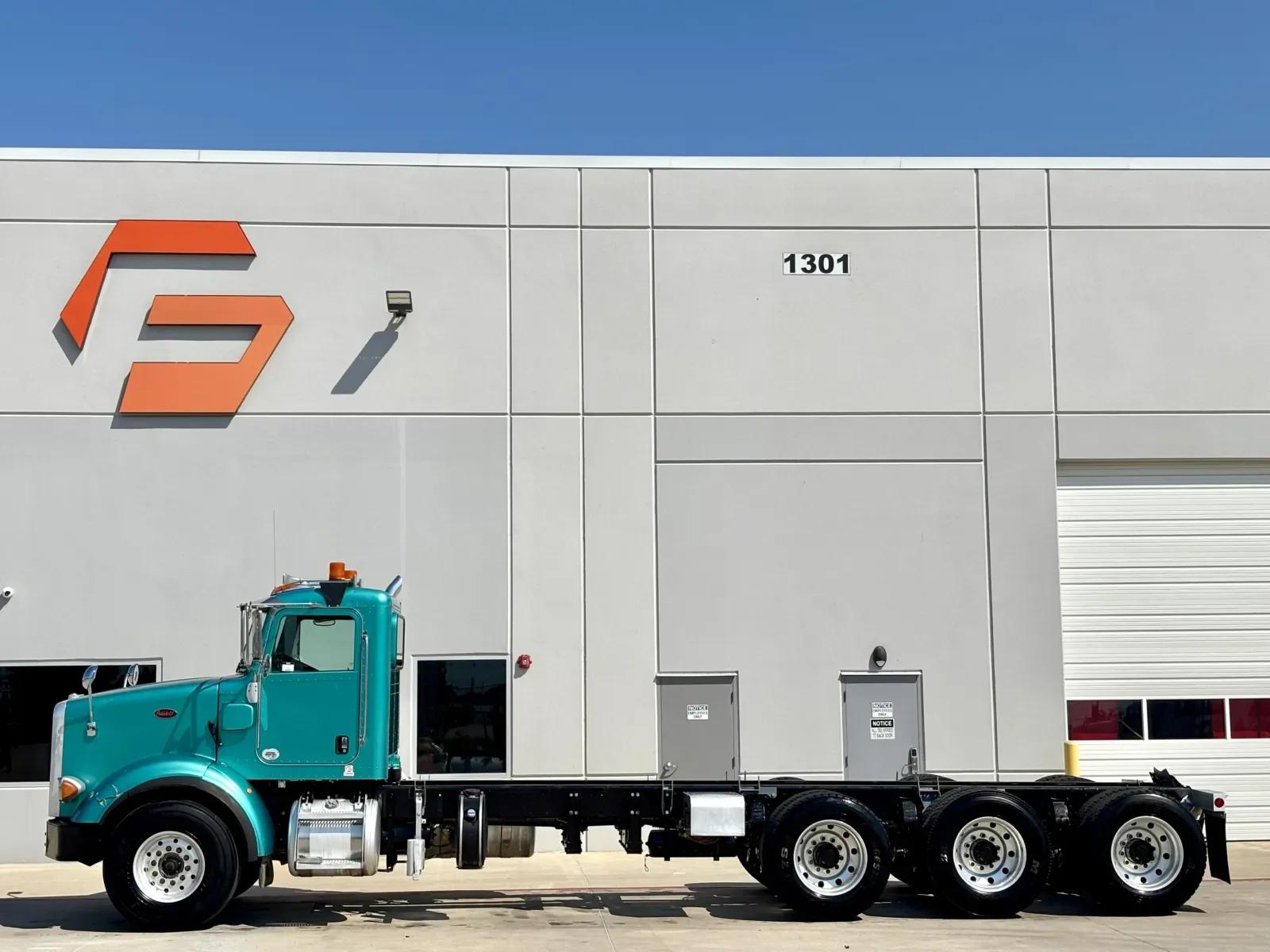 2014 Peterbilt 365 in Hutchins, TX — photo 4