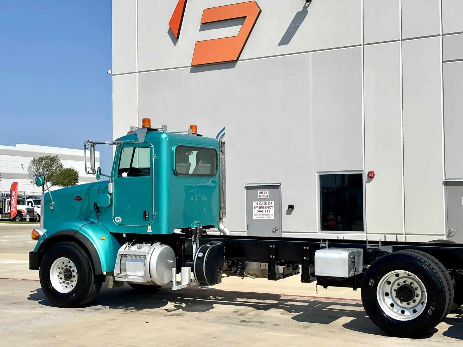 2014 Peterbilt 365 in Hutchins, TX — photo 8