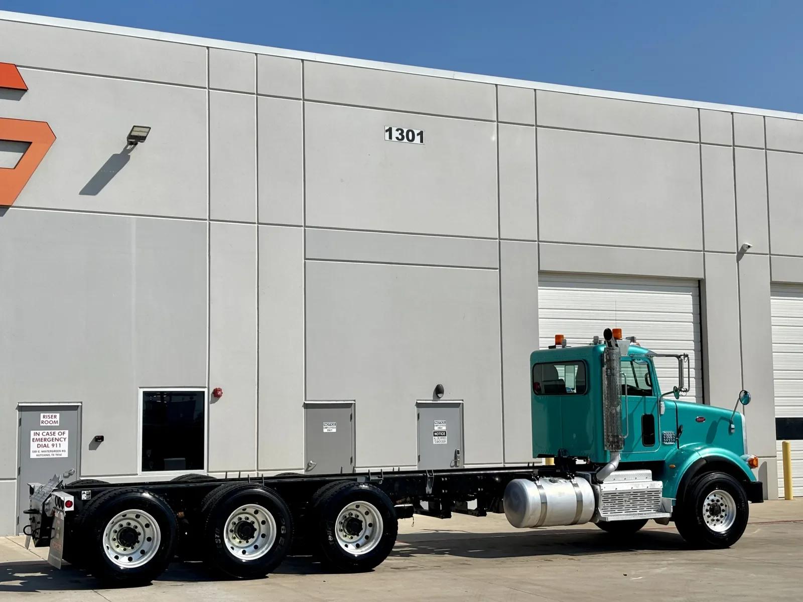 2014 Peterbilt 365 in Hutchins, TX — photo 5