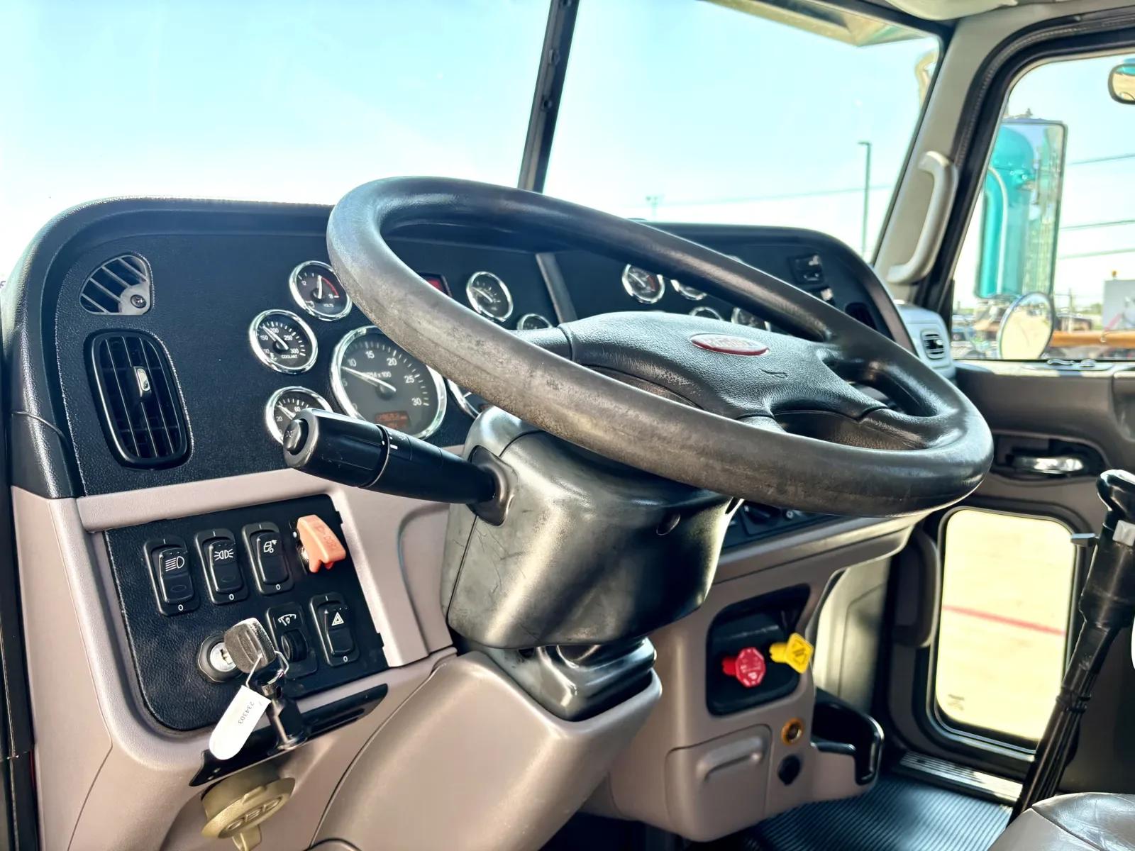 2014 Peterbilt 365 in Hutchins, TX — photo 15