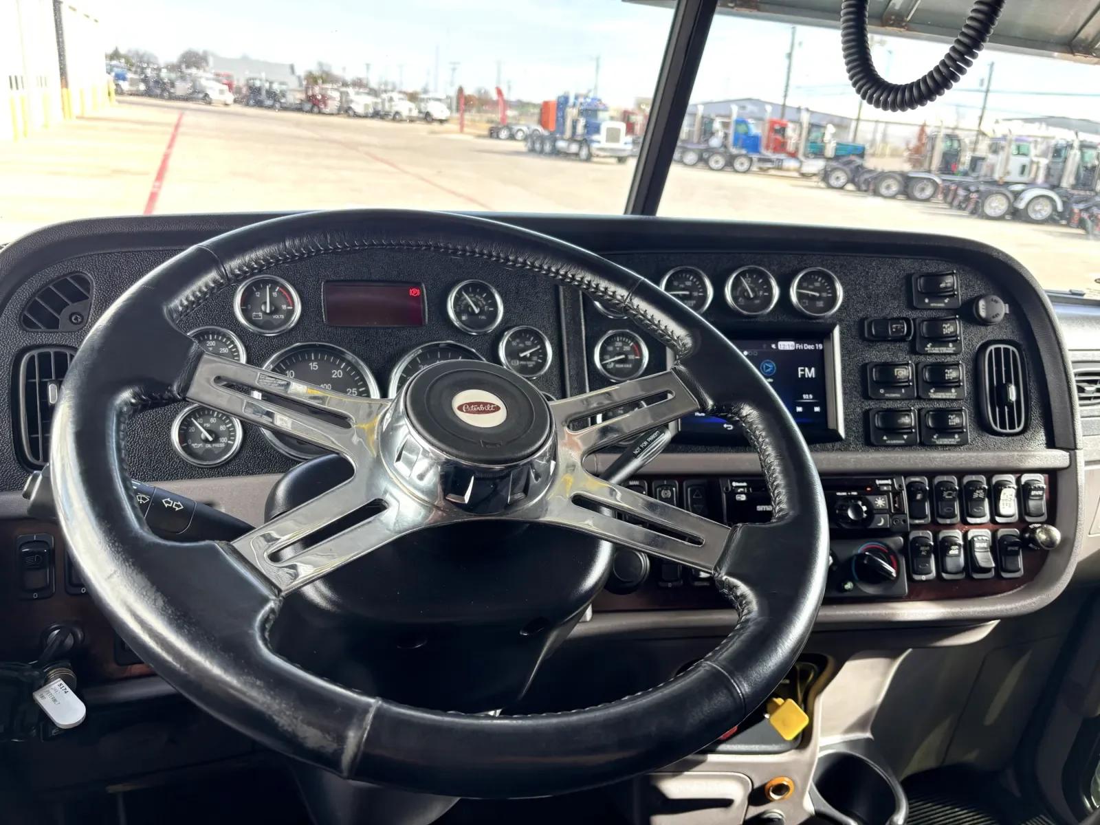 2017 Peterbilt 389 in Hutchins, TX — photo 16