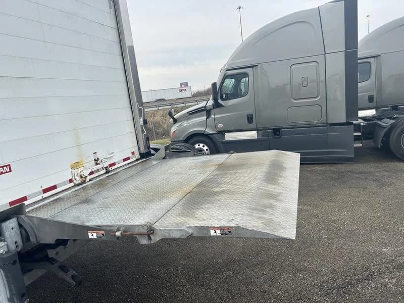 2018 Freightliner M2 106 in Cincinnati, OH — photo 10